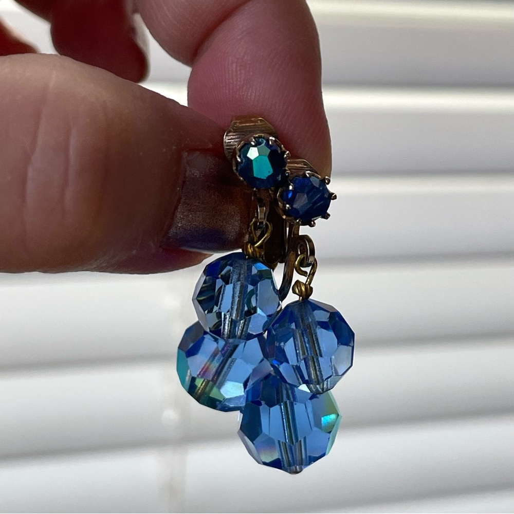 π¨π¨FINAL SALE!!π¨π¨Vintage silvertone blue AB Aurora Borealis crystal clip earrings - Picture 6 of 15
